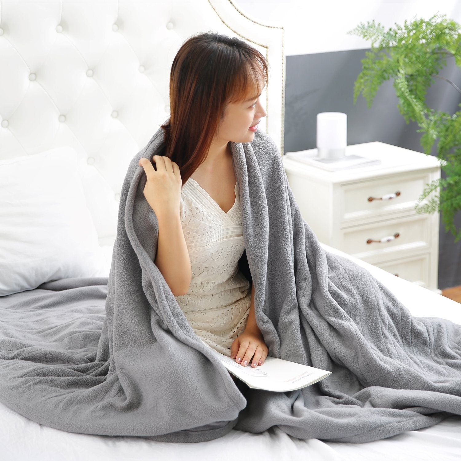 Load image into Gallery viewer, MaxKare Electric Heated Blanket Twin Size 62'' x 84'' Polar Fleece Full Body Warming Premium Microfiber Sofa Blankets with Auto-Off 4 Temperature Settings Overheating Protection - NAIPO